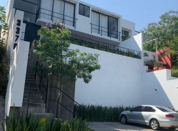 Casa de 3 habitaciones, Zapopan · Casa de 480 m² con Alberca en Venta en Fraccionamiento Bugambilias