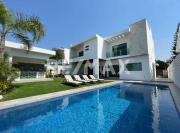 Casa · 459m² · 4 Recámaras · 2 Estacionamientos · Venta de Casa en Fraccionamiento Lomas de Cocoyoc