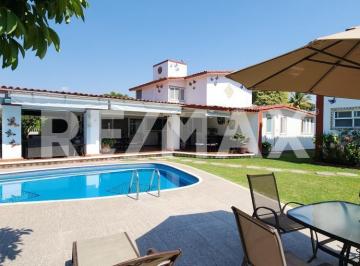 Casa · 858m² · 9 Recámaras · 9 Estacionamientos · Casa de Oportunidad en Venta en Fraccionamiento Viveros de Cocoyoc