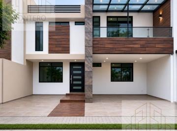 Casa · 360m² · 4 Recámaras · 2 Estacionamientos · Casa - Fraccionamiento Lomas de Angelópolis