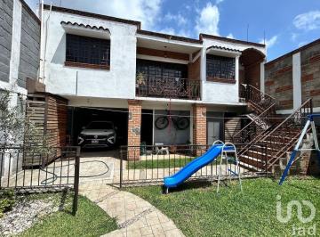 Casa · 220m² · 3 Recámaras · 2 Estacionamientos · Casa en Venta con 2 Locales Comerciales en Ahuatepec