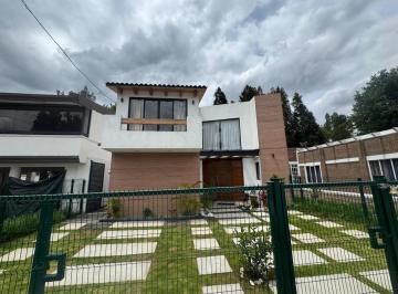 Casa · 227m² · 3 Recámaras · 3 Estacionamientos · Casa en Venta en Bosques de Zerezotla Cholula