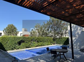 Casa en condominio · 225m² · 3 Recámaras · 3 Estacionamientos · Casa con Roof Garden y Cuarto de Servicio en Juriquilla Santa Fé en Renta