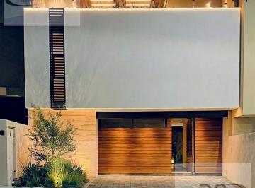 Casa · 220m² · 4 Recámaras · 3 Estacionamientos · Casa Venta Querétaro El Refugio Oportunidad /rs