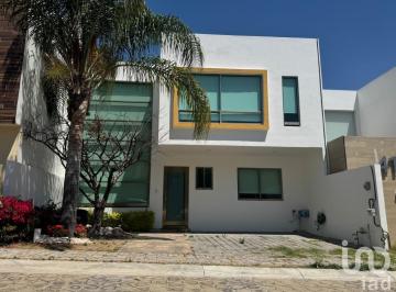 Casa · 195m² · 3 Recámaras · 2 Estacionamientos · Renta de Casa en Parque Nuevo Leon