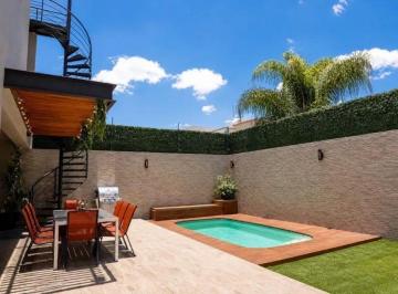 Casa · 320m² · 4 Recámaras · Casa en Venta con Alberca Propia en Juriquilla, Acabados de Lujo