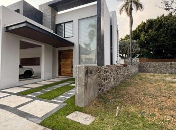Casa · 430m² · 4 Recámaras · 4 Estacionamientos · Residencia en Venta en Palmira, Cuernavaca, Morelos