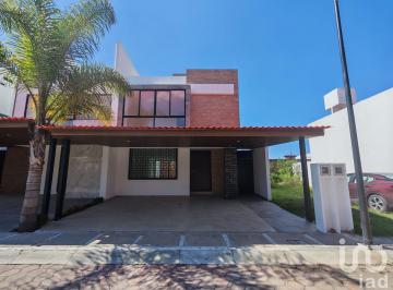 Casa · 220m² · 4 Recámaras · 2 Estacionamientos · Casa en Venta en Morillotla