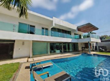Casa · 358m² · 4 Recámaras · 2 Estacionamientos · Residencia de Lujo con Alberca y 4 Recámaras 456 m² de Terreno
