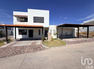 Casa · 270m² · 4 Recámaras · 4 Estacionamientos · Casa en Venta en Altozano Querétaro