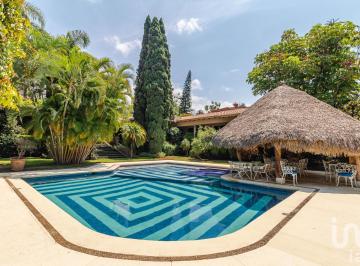 Casa · 420m² · 4 Recámaras · 4 Estacionamientos · Exclusiva Residencia en Venta en Limoneros, Cuernavaca, Morelos