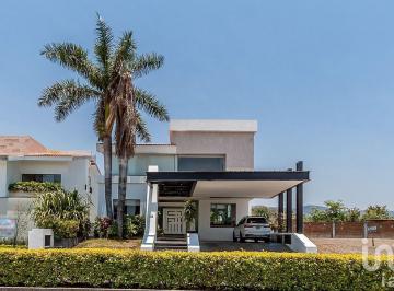 Casa · 600m² · 5 Recámaras · 4 Estacionamientos · Residencia Contemporánea en El Paraiso Country Club Cuernavaca