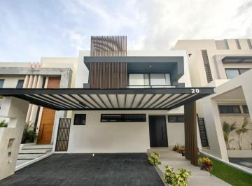 Casa · 303m² · 2 Estacionamientos · Casa en Venta/renta, 4 Recamaras, Alberca, Av Huayacán, Vía Cumbres, Cancún