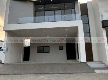 Casa · 242m² · 3 Recámaras · 3 Estacionamientos · Casa en Venta en Privada Los Franciscanos