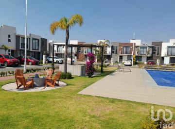 Casa · 102m² · 3 Recámaras · 2 Estacionamientos · Casa en Venta con Amplio Jardin Interior en San Francisco Ocotlán