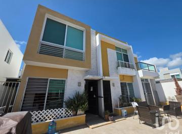 Casa · 125m² · 3 Recámaras · 2 Estacionamientos · Venta de Casa en Cancún, 3 Recámaras y 3.5 Baños (1 Rec con Baño Completo en Pb)