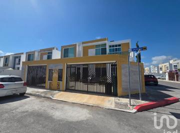 Casa · 174m² · 3 Recámaras · 2 Estacionamientos · Casa en Venta Cancún, 3 Recámaras Ampliadas y con Baño Completo Cada Una (1 en Pb)