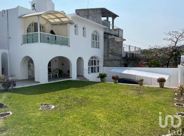 Casa · 200m² · 3 Recámaras · 1 Estacionamiento · Casa en Venta en Oacalco Tepoztlán