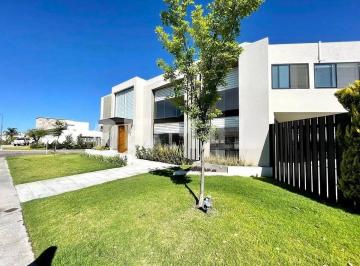 Casa de 4 habitaciones, Querétaro · Renta Residencia con Alberca y Vista Al Campo de Golf