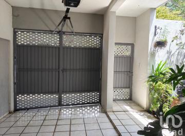 Casa · 60m² · 2 Recámaras · 1 Estacionamiento · Casa Céntrica en Venta. 1 Nivel, Portón Eléctrico.