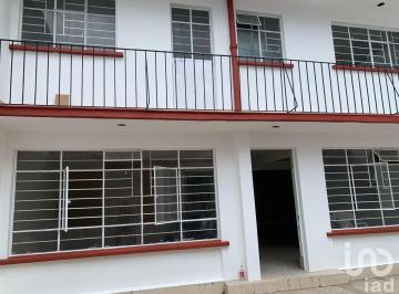 Casa · 348m² · 7 Recámaras · 2 Estacionamientos · ¡Inversionistas! Casa con Dos Locales Comerciales y Departamentos Para Rentar