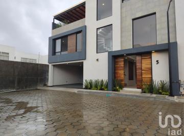 Casa · 330m² · 3 Recámaras · 2 Estacionamientos · Casa en Venta en Santiago Momoxpan