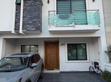 Casa · 187m² · 3 Recámaras · 2 Estacionamientos · Residencia en Venta en La Cima