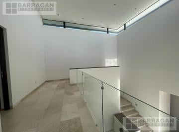 Casa · 543m² · 4 Recámaras · 3 Estacionamientos · Casa Moderna en Renta en El Campanario
