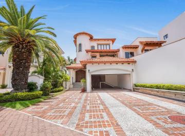 Casa · 486m² · 5 Recámaras · 1 Estacionamiento · Villa Contenta — Renta