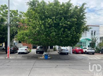 Terreno / Lote · 67m² · Se Vende Finca a Precio de Terreno en Esquina en La Americana a Una Cuadra de Chapultepec, Gdl.
