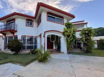Casa · 480m² · 3 Recámaras · 8 Estacionamientos · Casa Colonial en Venta con Alberca y Amplio Jardín - Colonia Doctores Cancún