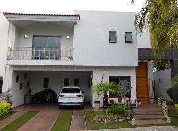 Casa de 3 habitaciones, Zapopan · Residencia en Venta en La Joya, Bugambilias / 4 Cocheras, Terraza y Seguridad 24/7