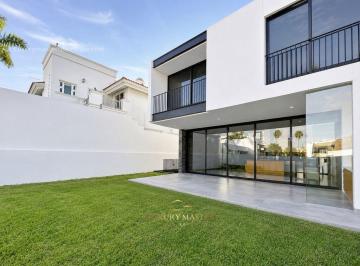 Casa · 500m² · 3 Recámaras · 4 Estacionamientos · Casa en Venta en Puerta de Hierro con 500 m²