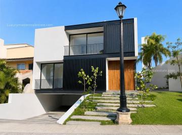 Casa · 500m² · 3 Recámaras · 4 Estacionamientos · Casa en Venta en Puerta de Hierro con 500 m²