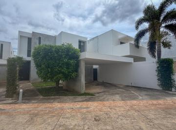 Casa · 250m² · 3 Recámaras · 2 Estacionamientos · Casa en Venta en Privada San Javier Tulipanes Cholul Merida