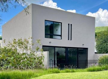 55f984de0597558e042803096c068c1ce2d0804d3b86d4d4a59d08de22c897a4 · Casa en Venta en Altozano Condominio Volcan