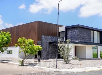 Casa · 660m² · 4 Recámaras · 4 Estacionamientos · Casa en Pre - Venta en El Campanario, Qro.