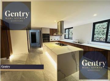 Casa · 824m² · 3 Recámaras · 4 Estacionamientos · Espectacular Casa en Venta en El Campanario, Recién Remodelada