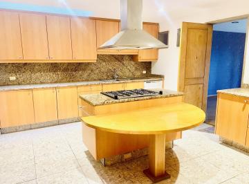 Casa · 450m² · 3 Recámaras · 4 Estacionamientos · Casa en Renta en Cerrada en Hacienda de Las Palmas