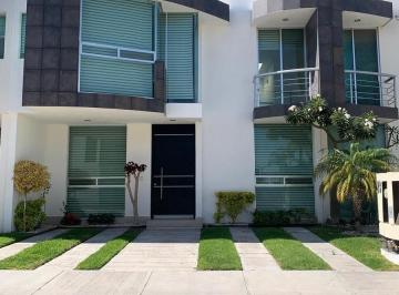 Casa · 211m² · 3 Recámaras · 2 Estacionamientos · Casa en Venta en Valle de Juriquilla Queretaro