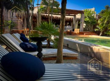 Villa · 45000m² · 4 Recámaras · 4 Estacionamientos · Villa en Venta en Tulum Frente a a La Playa con Alberca Roi Exclusiva Amueblada y Equipada