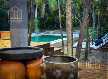 Villa · 45000m² · 4 Recámaras · 4 Estacionamientos · Villa en Venta en Tulum Frente a a La Playa con Alberca Roi Exclusiva Amueblada y Equipada