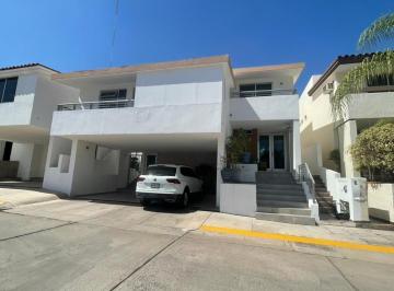 Casa · 428m² · 4 Recámaras · 2 Estacionamientos · Casa en Fraccionamiento Colinas de San Miguel