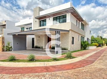 Casa · 315ha · 4 Recámaras · 2 Estacionamientos · Casa en Venta y Renta en Cancún en Res. Lagos del Sol con Alberca y Terraza Amplia