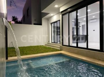 Casa · 291m² · 3 Recámaras · 2 Estacionamientos · Casa de Lujo con Alberca Privada en Vía Cumbres | Lista Para Estrenar en Cancún