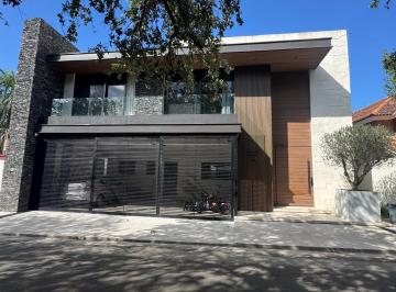 Casa · 453m² · 4 Recámaras · 3 Estacionamientos · Casa en Venta en Privada Valle Alto, Monterrey