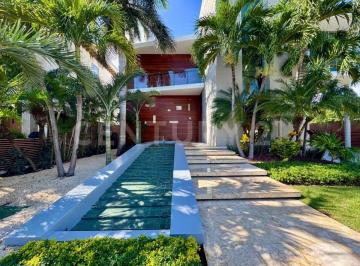 Casa · 750m² · 3 Recámaras · 5 Estacionamientos · Casa en Venta Canales Puerto Cancún - Muelle Privado