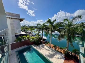 Casa · 750m² · 3 Recámaras · 5 Estacionamientos · Casa en Venta Canales Puerto Cancún - Muelle Privado