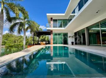 Casa · 750m² · 3 Recámaras · 5 Estacionamientos · Casa en Venta Canales Puerto Cancún - Muelle Privado