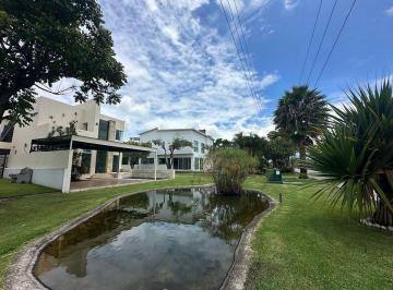 f3e5dc5e2670f035f068ac455f15354eb3d6b6105b5d287d27062a6871ac9de3 · Casa Moderna en Venta, Fraccionamiento con Vigilancia